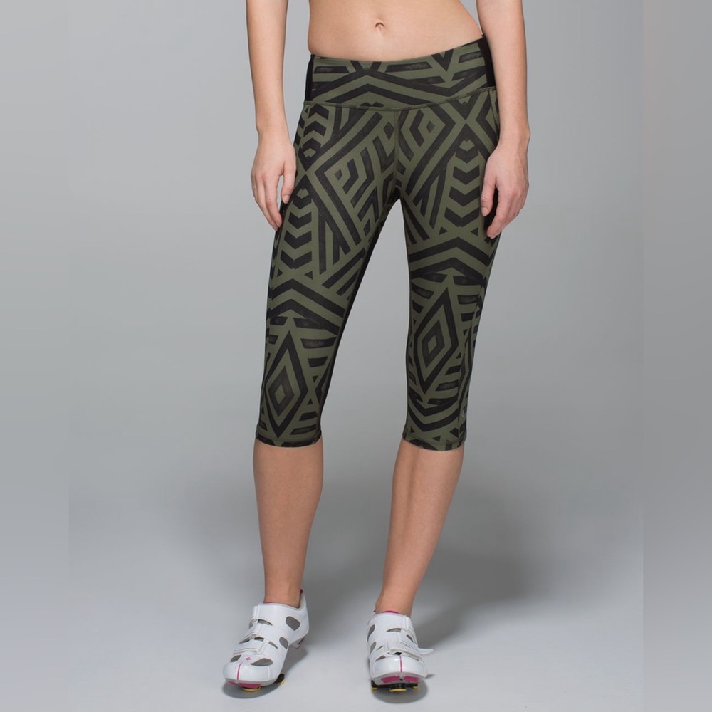 Lululemon Athletica Green Chevron Shuffle Black Clip in Crop Leggings size 6 EUC